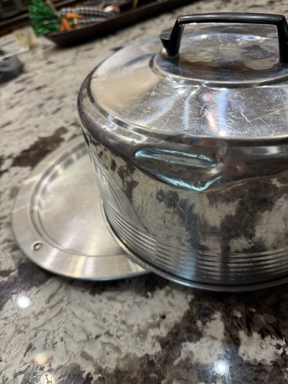 Vintage Regal Ware 1950’s Aluminum Covered Cake Plate Container - Picture 8 of 8
